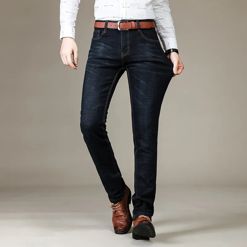 Gerade geschnittene, lockere elastische Jeans