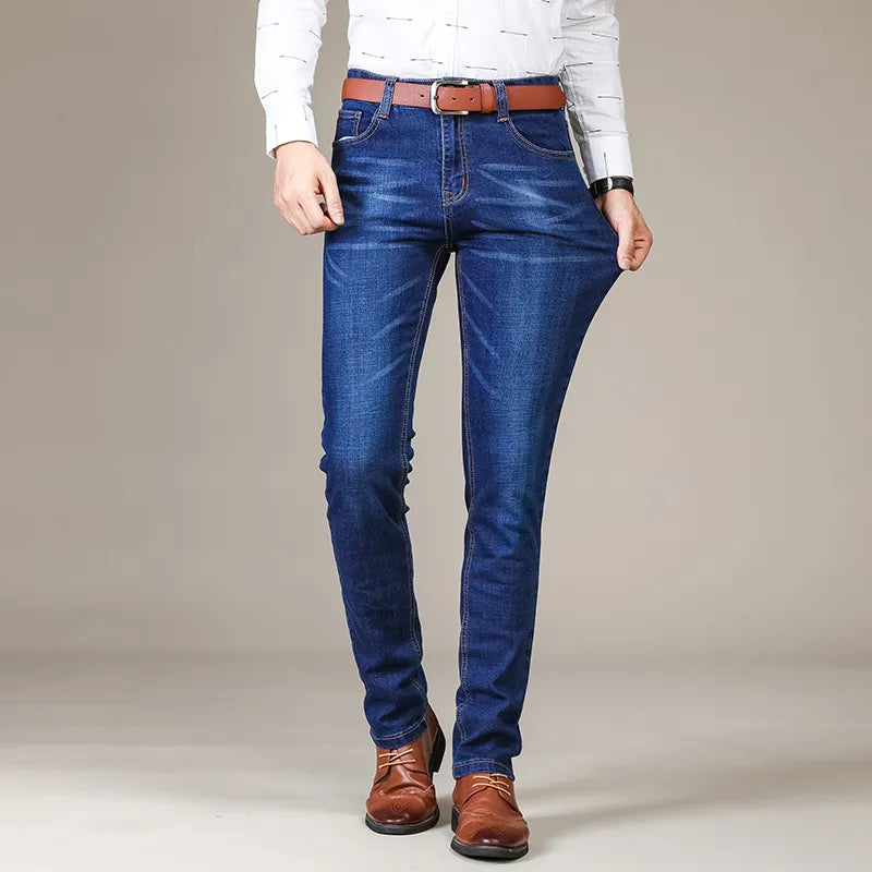 Gerade geschnittene, lockere elastische Jeans
