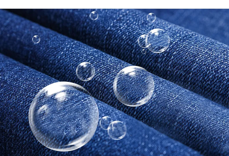 Gerade geschnittene, lockere elastische Jeans