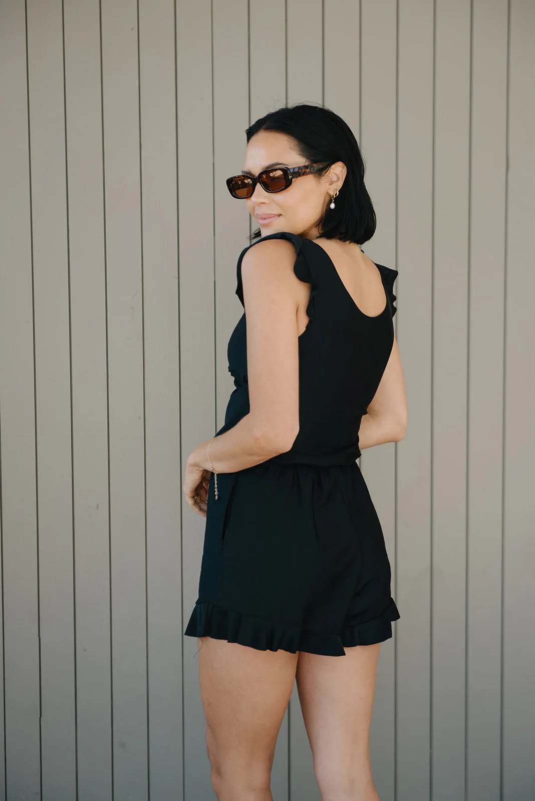 Einteiliger Badeanzug-Jumpsuit mit Wickeloptik vorne und Rüschen