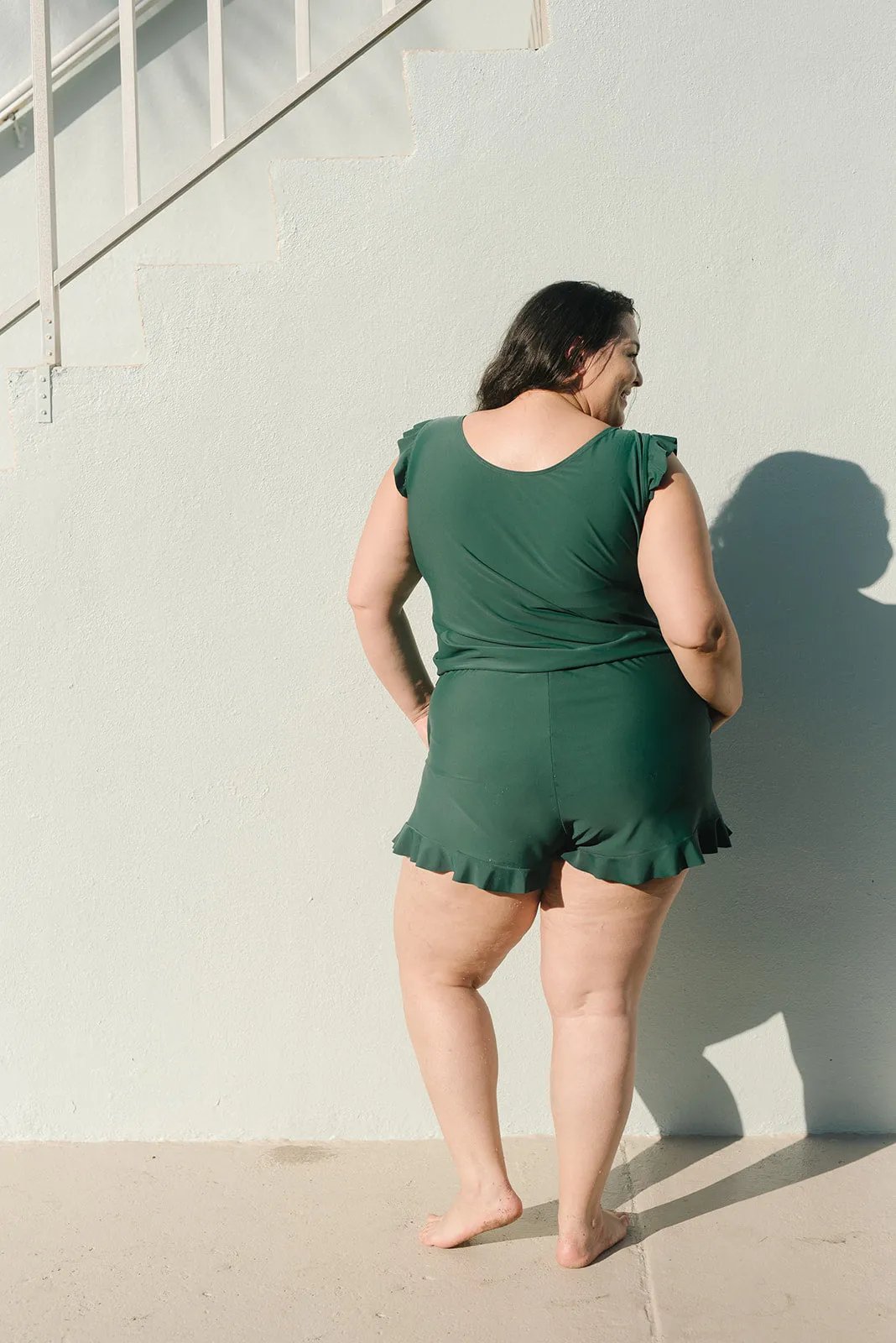 Einteiliger Badeanzug-Jumpsuit mit Wickeloptik vorne und Rüschen