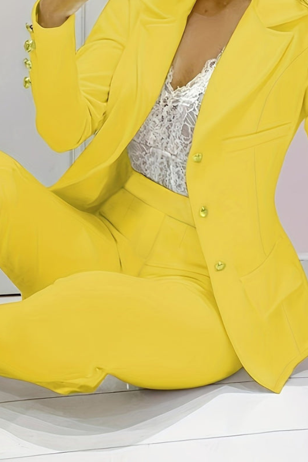 Eleganter zweiteiliger Damenanzug mit Blazer und Hose