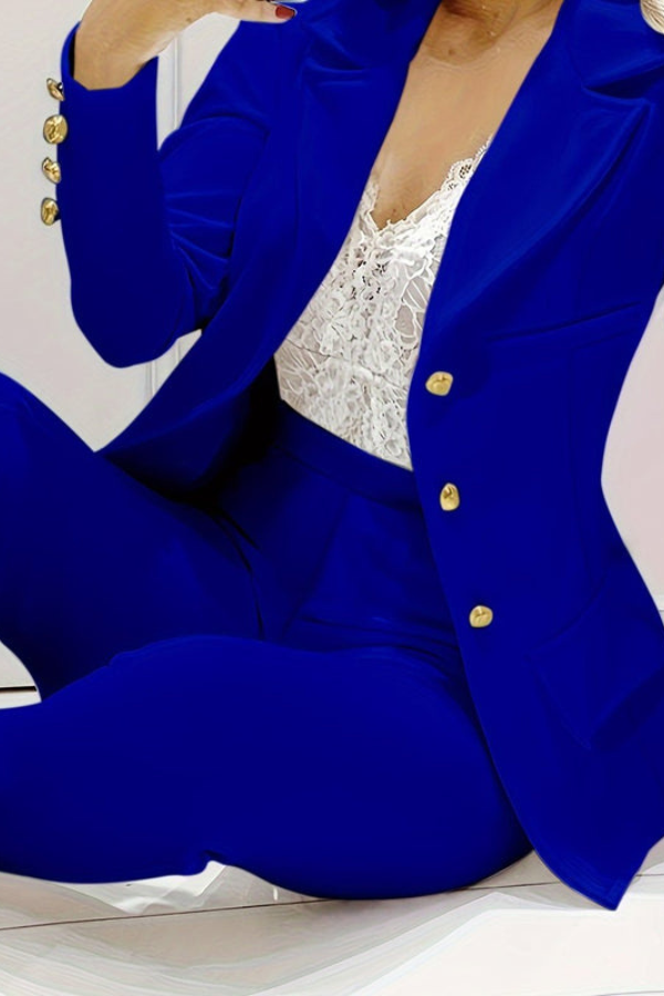 Eleganter zweiteiliger Damenanzug mit Blazer und Hose