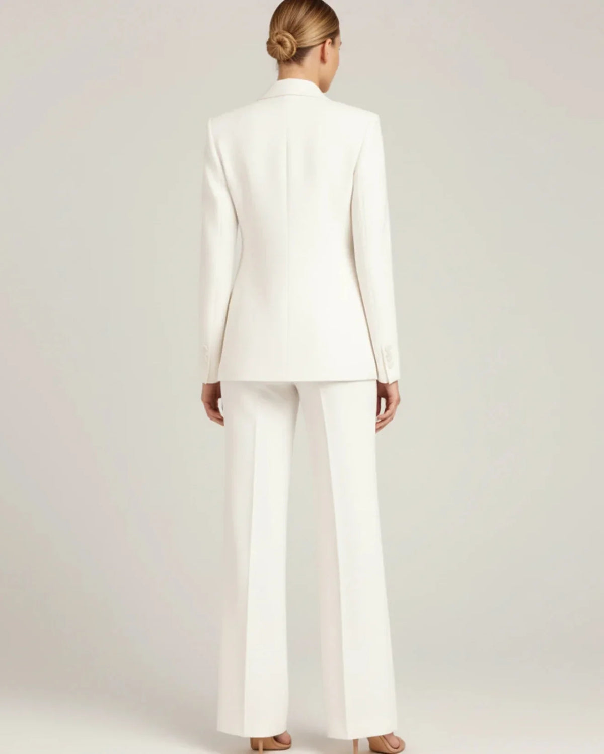 Eleganter Damen-Hosenanzug mit tailliertem, langem Blazer