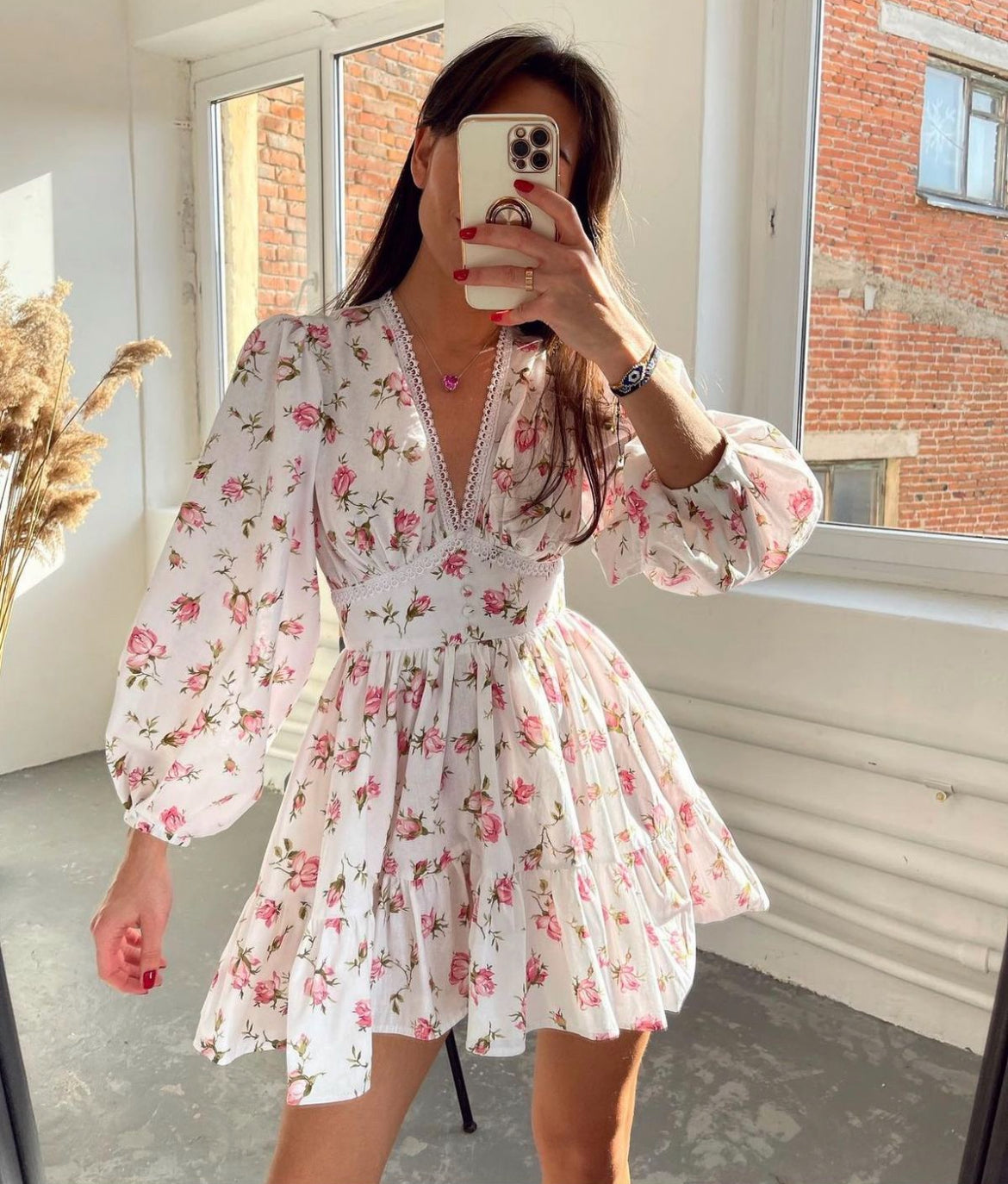 Elegantes Sommerkleid mit Rüschen und V-Ausschnitt