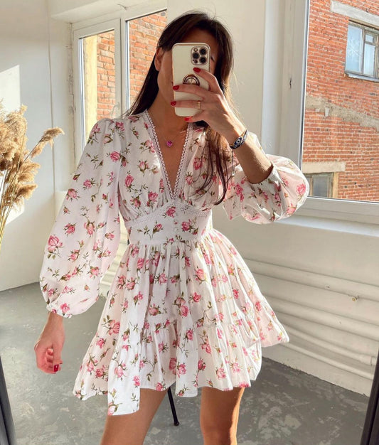 Elegantes Sommerkleid mit Rüschen und V-Ausschnitt