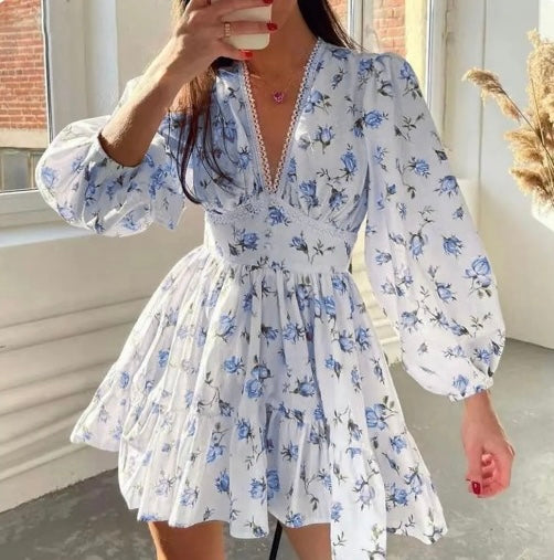 Elegantes Sommerkleid mit Rüschen und V-Ausschnitt