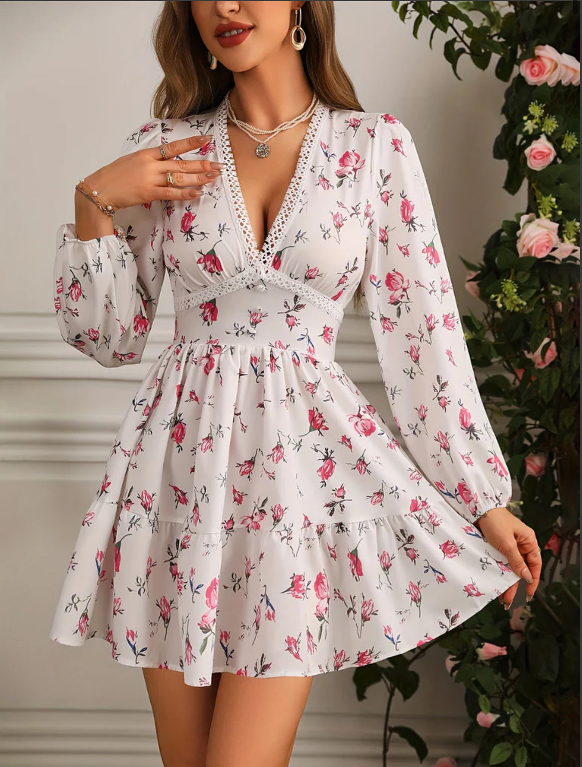 Elegantes Sommerkleid mit Rüschen und V-Ausschnitt
