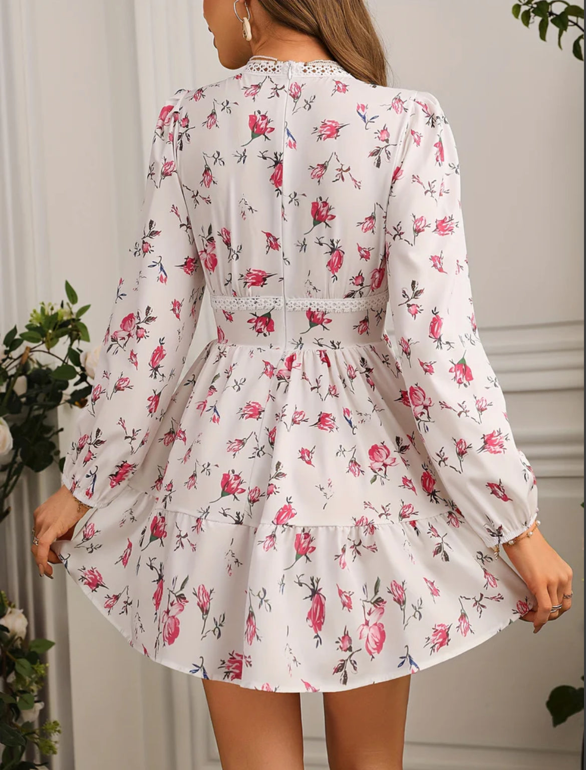 Elegantes Sommerkleid mit Rüschen und V-Ausschnitt