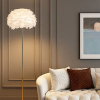 Elegante Stehlampe im skandinavischen Stil mit Federn und Kristall