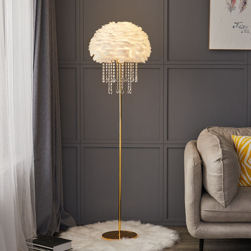 Elegante Stehlampe im skandinavischen Stil mit Federn und Kristall