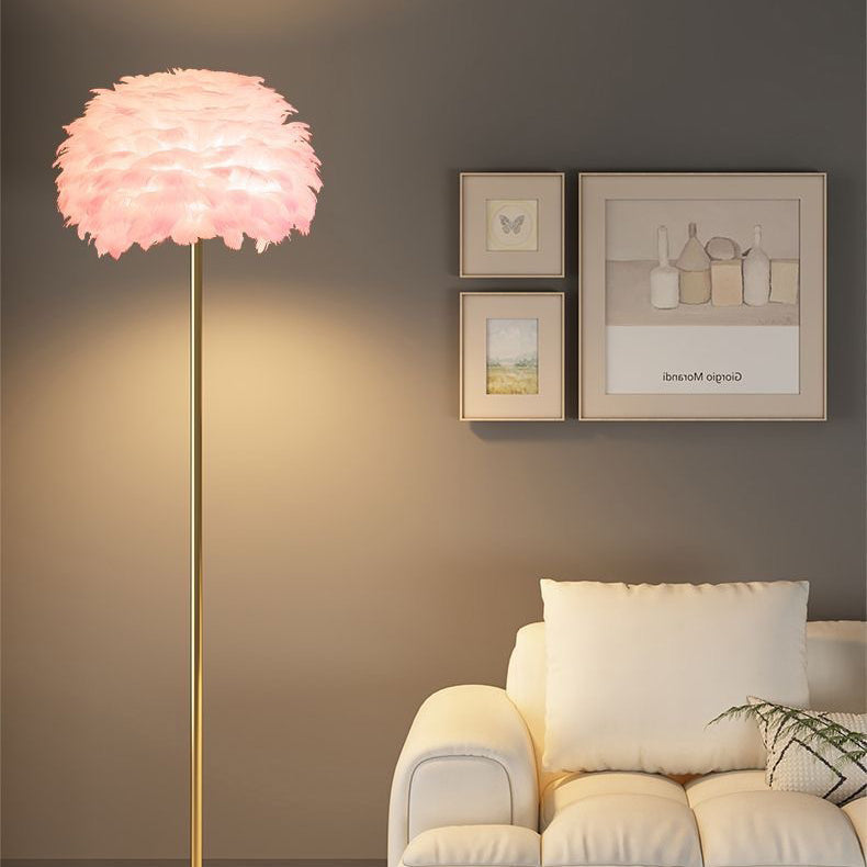 Elegante Stehlampe im skandinavischen Stil mit Federn und Kristall