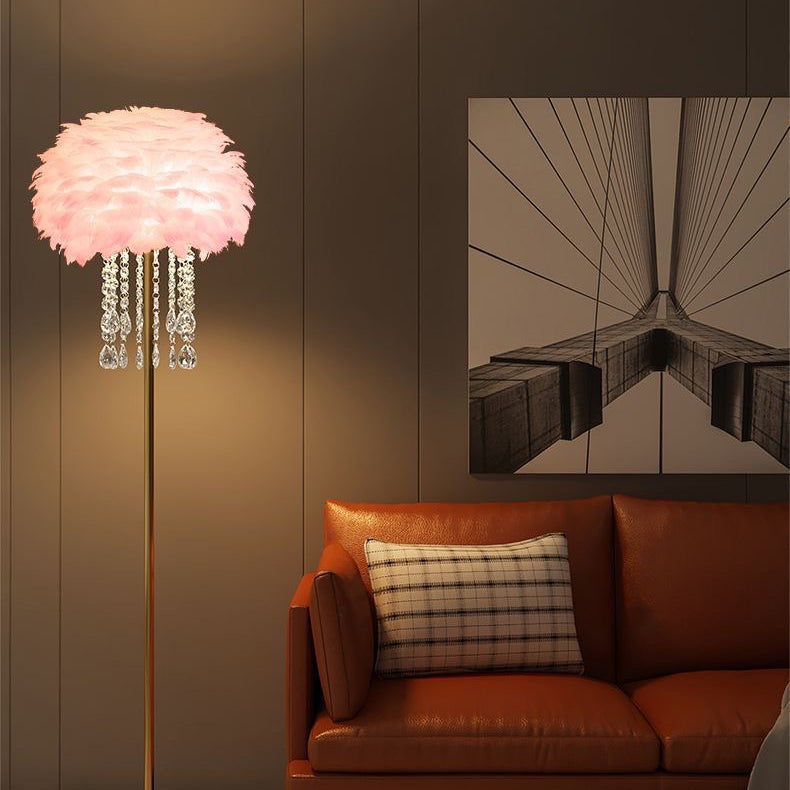 Elegante Stehlampe im skandinavischen Stil mit Federn und Kristall