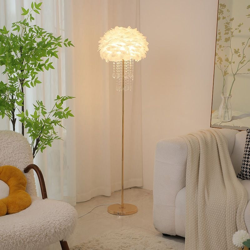 Elegante Stehlampe im skandinavischen Stil mit Federn und Kristall
