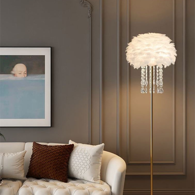 Elegante Stehlampe im skandinavischen Stil mit Federn und Kristall