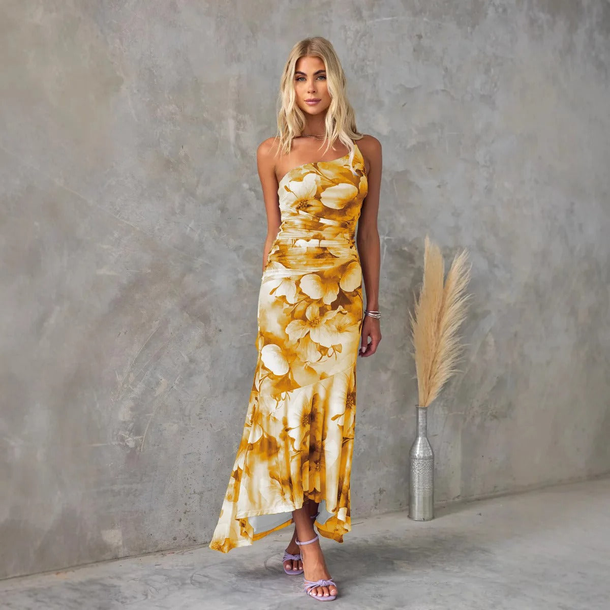 Elegantes Midikleid mit Blumenmuster für warmes Wetter