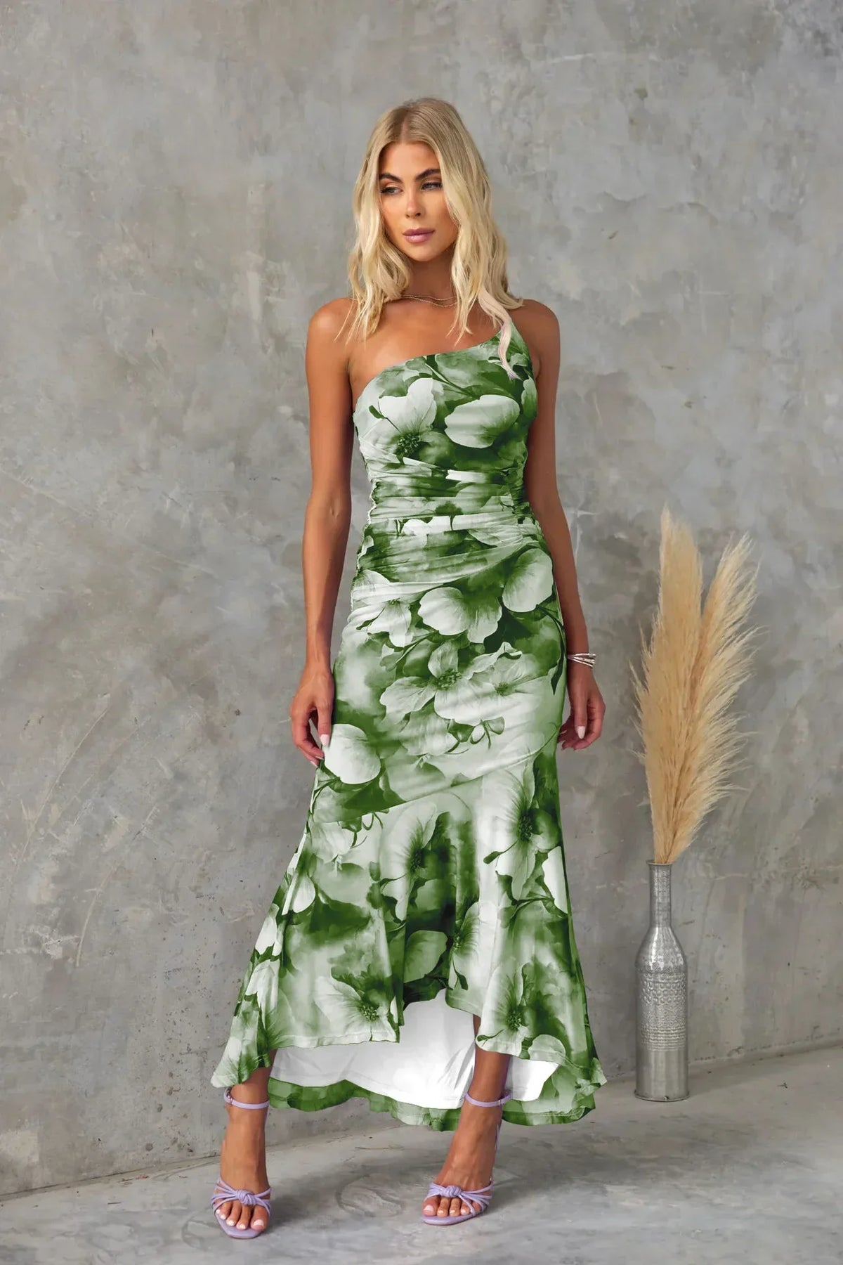 Elegantes Midikleid mit Blumenmuster für warmes Wetter