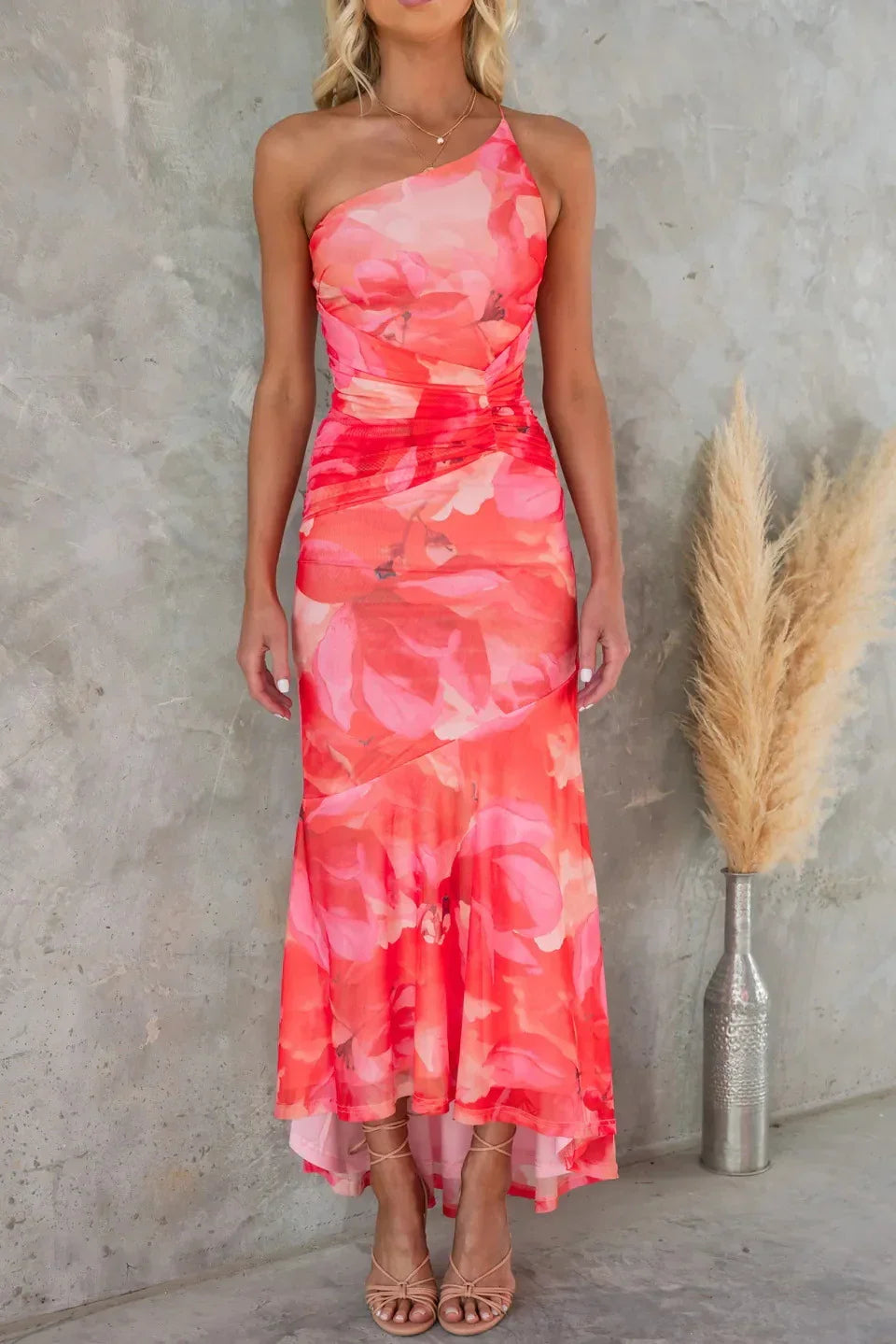 Elegantes Midikleid mit Blumenmuster für warmes Wetter