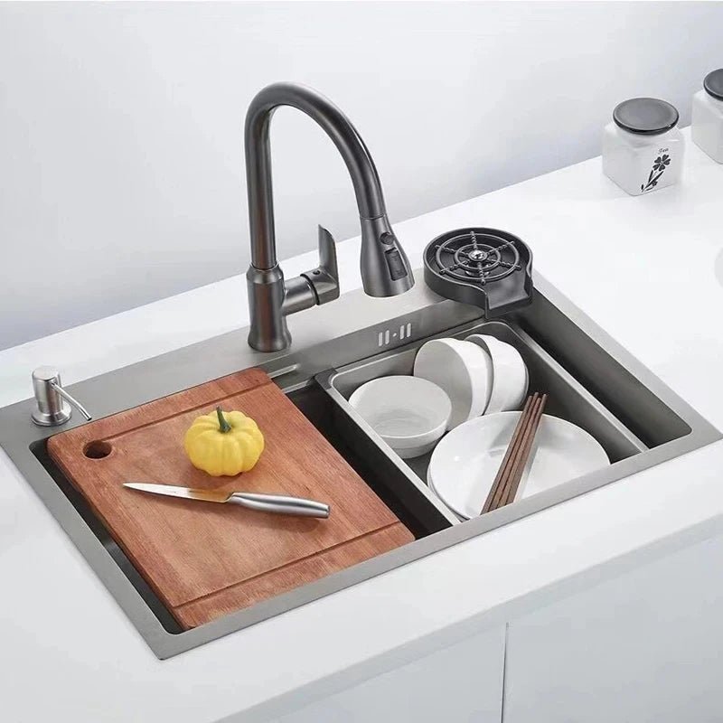 Elegante Küchenarmatur mit Ausziehfunktion und 360°-Drehung
