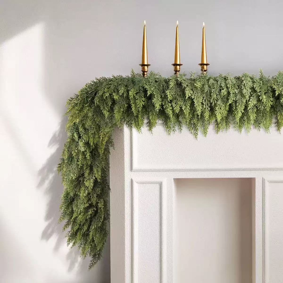Vorbeleuchtete Weihnachts-Zederngirlande