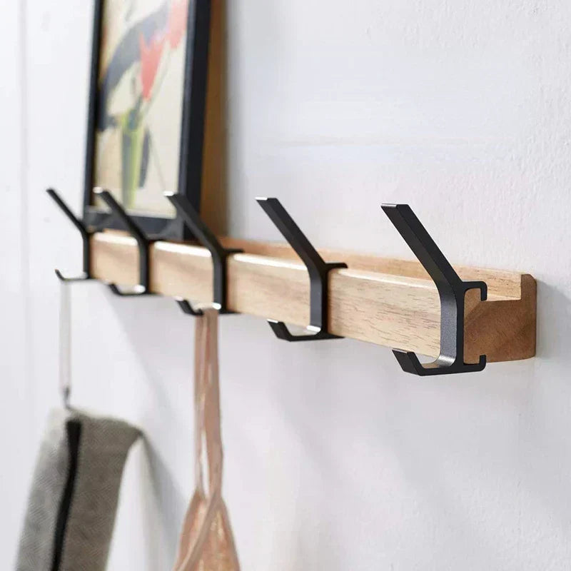 Wandgarderobe mit beweglichen Haken – Skandinavisches Design aus Holz und Metall