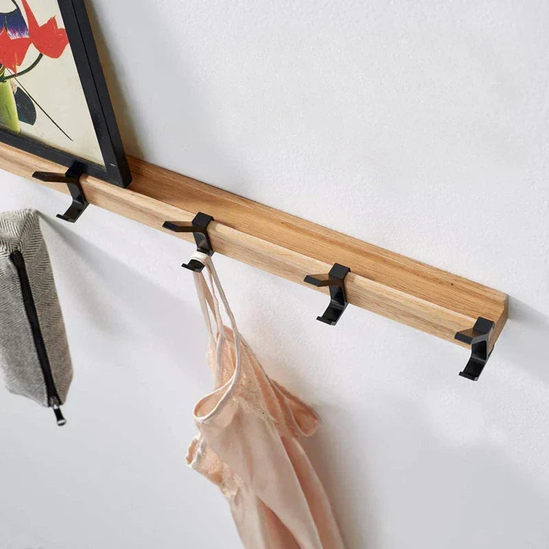 Wandgarderobe mit beweglichen Haken – Skandinavisches Design aus Holz und Metall