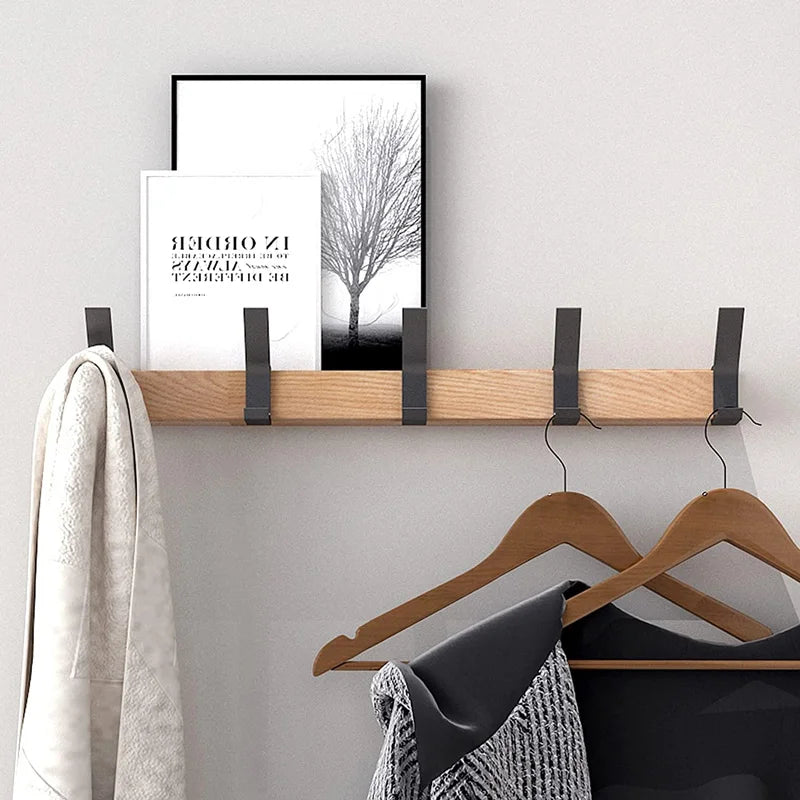 Wandgarderobe mit beweglichen Haken – Skandinavisches Design aus Holz und Metall