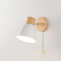 Wandlampe mit konischem Schirm, Holzelement und Metallrahmen – modernes, minimalistisches Design für den Innenbereich