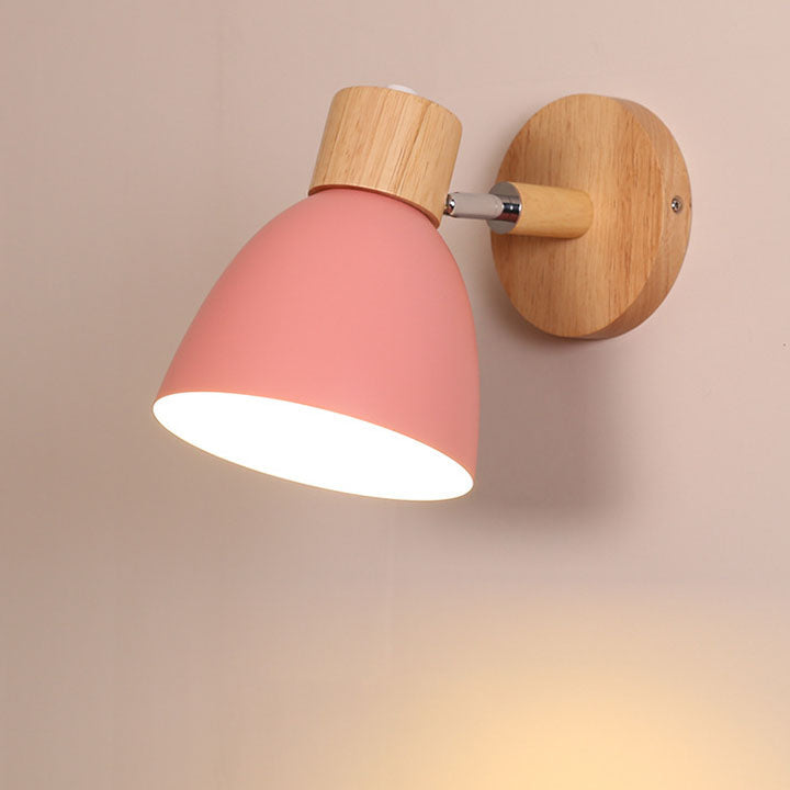 Wandlampe mit konischem Schirm, Holzelement und Metallrahmen – modernes, minimalistisches Design für den Innenbereich