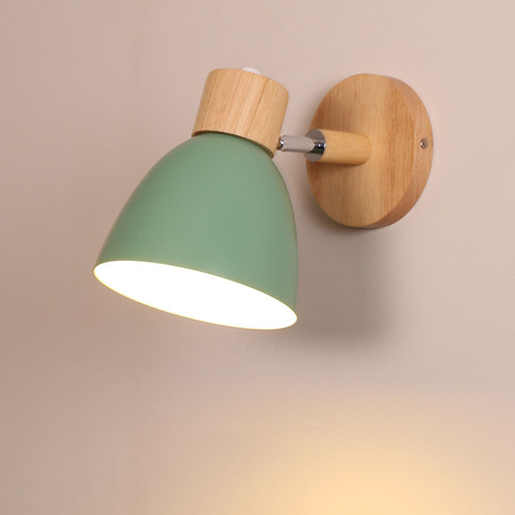 Wandlampe mit konischem Schirm, Holzelement und Metallrahmen – modernes, minimalistisches Design für den Innenbereich