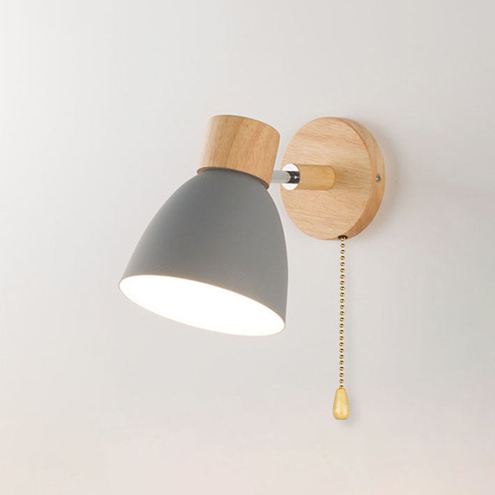 Wandlampe mit konischem Schirm, Holzelement und Metallrahmen – modernes, minimalistisches Design für den Innenbereich