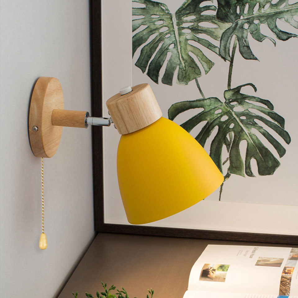 Wandlampe mit konischem Schirm, Holzelement und Metallrahmen – modernes, minimalistisches Design für den Innenbereich