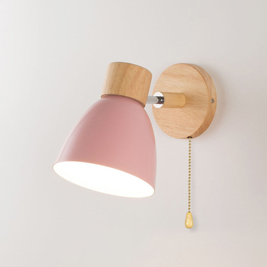 Wandlampe mit konischem Schirm, Holzelement und Metallrahmen – modernes, minimalistisches Design für den Innenbereich