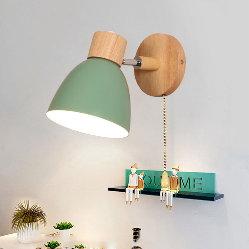 Wandlampe mit konischem Schirm, Holzelement und Metallrahmen – modernes, minimalistisches Design für den Innenbereich