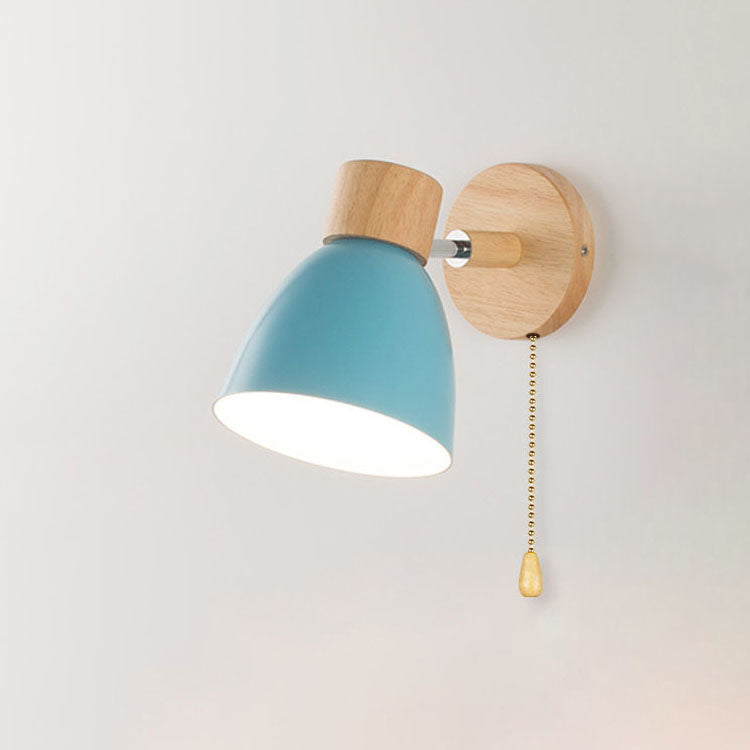 Wandlampe mit konischem Schirm, Holzelement und Metallrahmen – modernes, minimalistisches Design für den Innenbereich