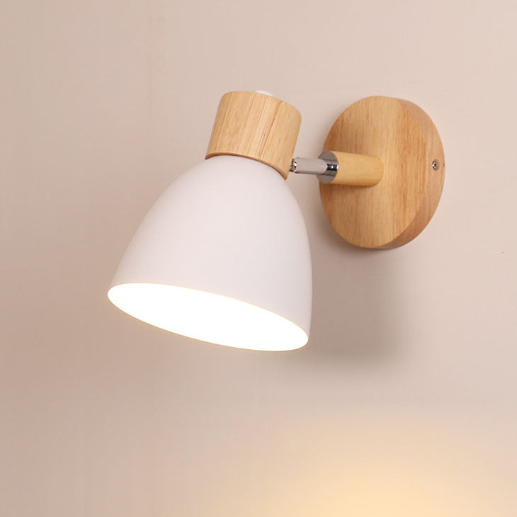 Wandlampe mit konischem Schirm, Holzelement und Metallrahmen – modernes, minimalistisches Design für den Innenbereich