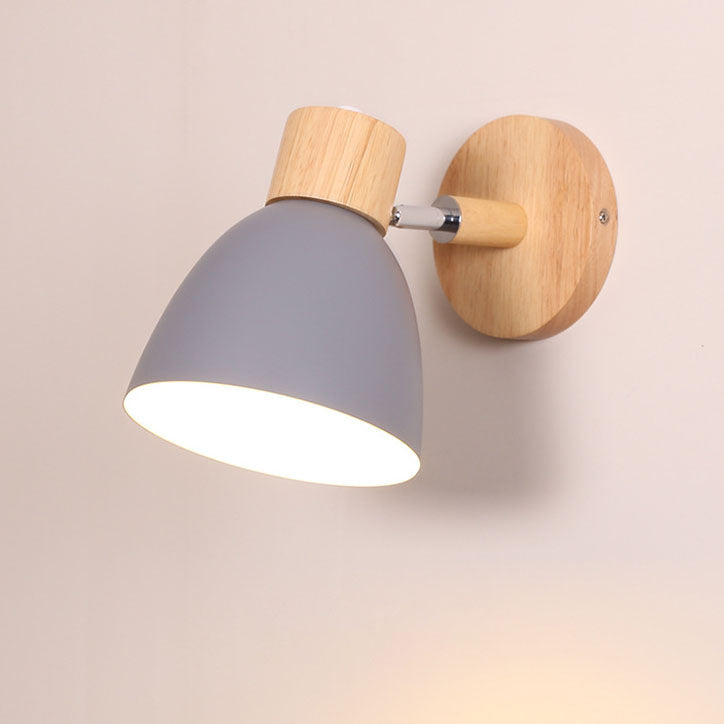Wandlampe mit konischem Schirm, Holzelement und Metallrahmen – modernes, minimalistisches Design für den Innenbereich
