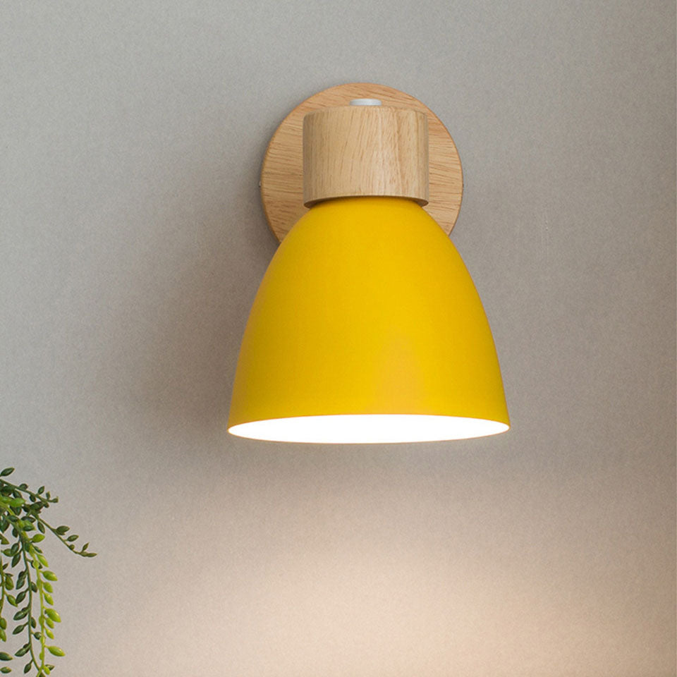Wandlampe mit konischem Schirm, Holzelement und Metallrahmen – modernes, minimalistisches Design für den Innenbereich