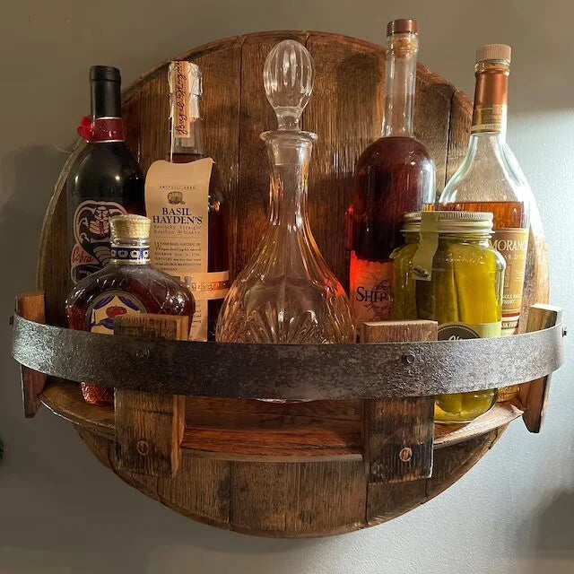 Wandmontiertes Getränkeregal aus Holz im rustikalen und industriellen Stil
