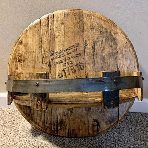 Wandmontiertes Getränkeregal aus Holz im rustikalen und industriellen Stil
