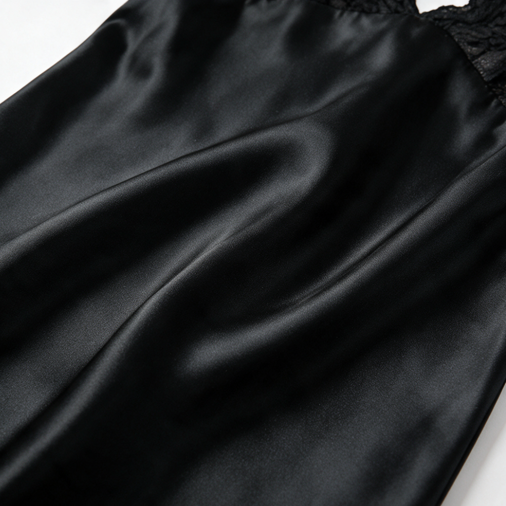 Schräg geschnittenes Satin-Nachthemd mit Spitzenoberteil