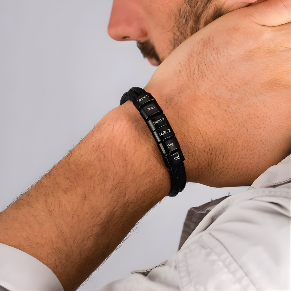 Schwarzes Herrenarmband mit gravierten Perlen