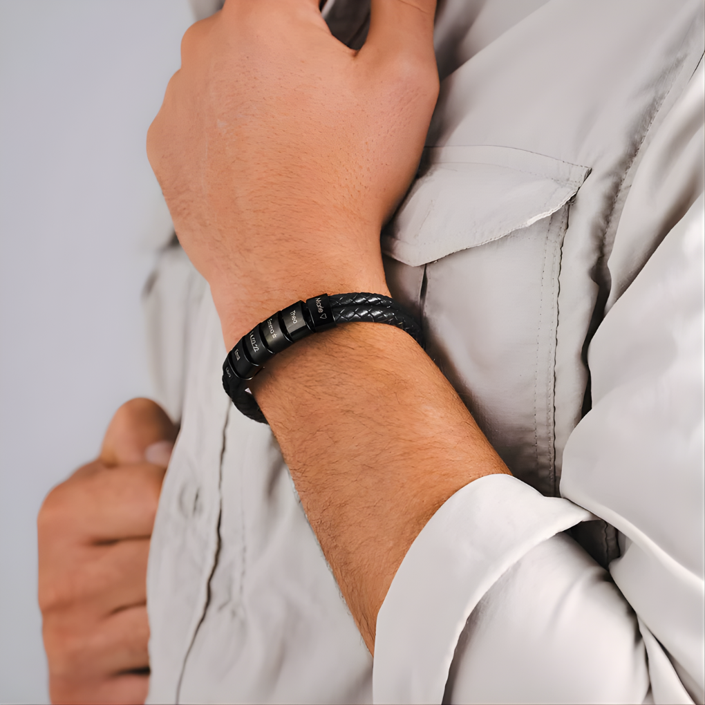 Schwarzes Herrenarmband mit gravierten Perlen