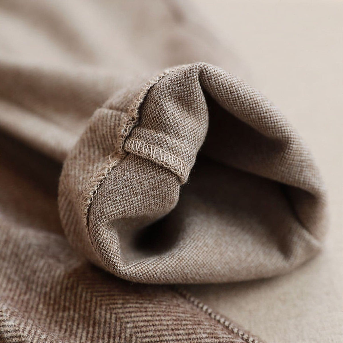 Elegante Herrenhose mit Fischgrätenmuster