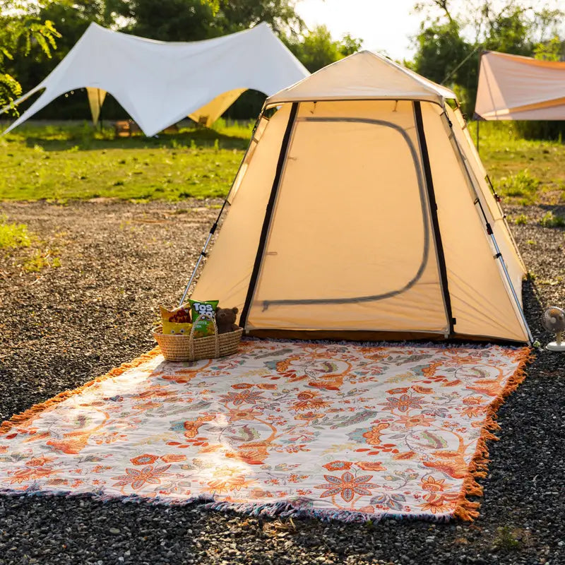 Florale Boho-Wohndecke aus Baumwolle mit kunstvollen Fransen