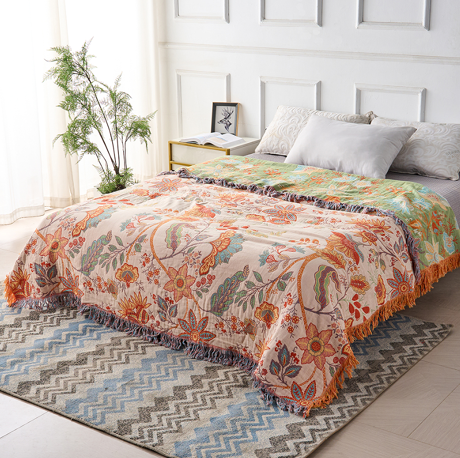 Florale Boho-Wohndecke aus Baumwolle mit kunstvollen Fransen