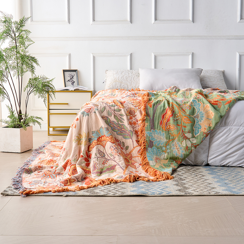 Florale Boho-Wohndecke aus Baumwolle mit kunstvollen Fransen