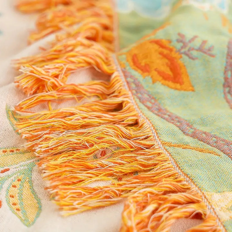 Florale Boho-Wohndecke aus Baumwolle mit kunstvollen Fransen