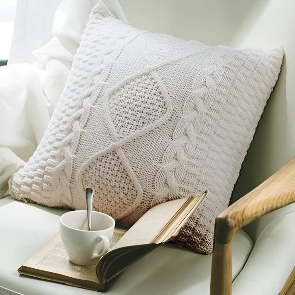 Gestrickter Zierkissenbezug mit Zopfmuster