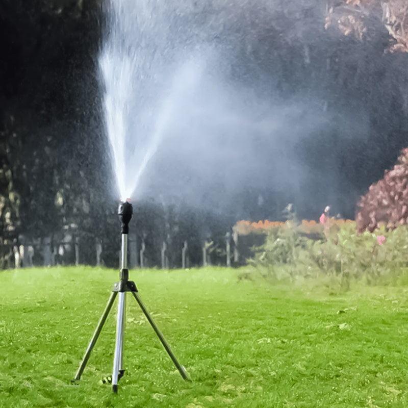 Rotierender Rasensprenger mit Stativ